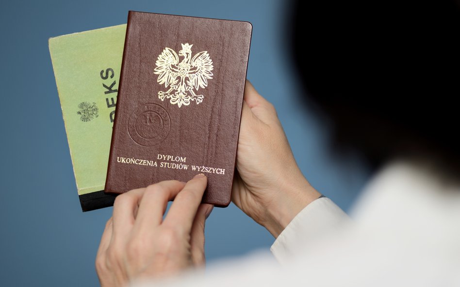 Czy okres nauki w szkole średniej i na studiach wlicza się do emerytury?