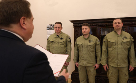 Płk SOP Paweł Tymiński (w środku)