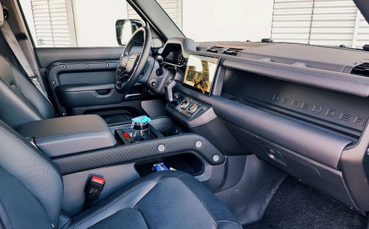 Defender 130 Outbound z bardzo praktyczną deską rozdzielczą z wieloma schowkami i półkami