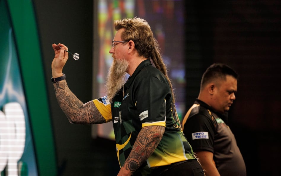 Simon Whitlock z Australii grał podczas sesji otwarcia z Paolo Nebridą z Filipin