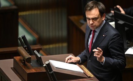 Minister finansów Andrzej Domański na sali plenarnej Sejmu w Warszawie