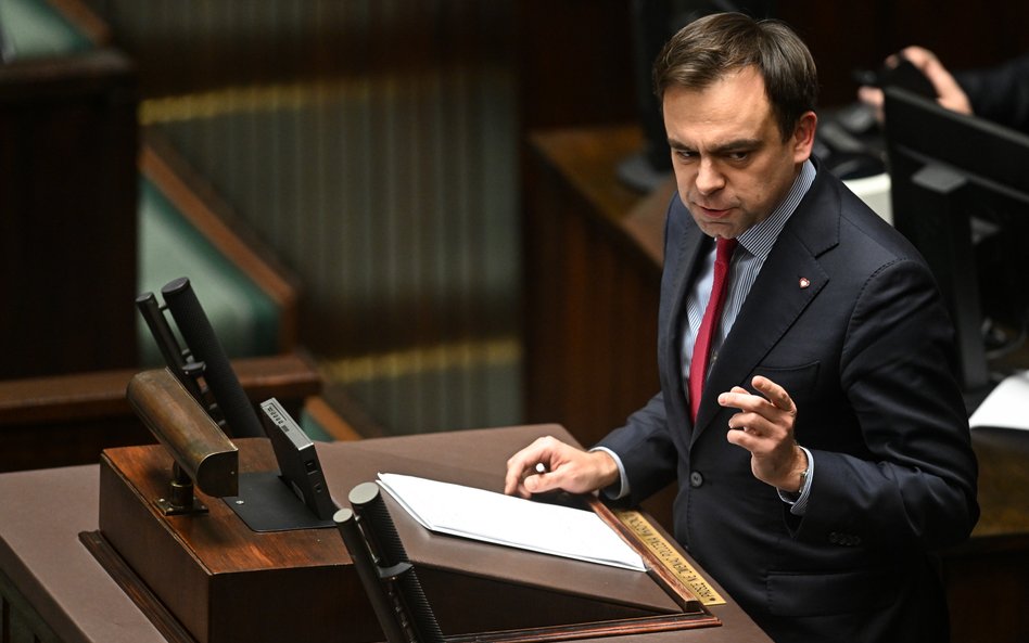 Minister finansów Andrzej Domański na sali plenarnej Sejmu w Warszawie