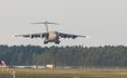 Amerykański samolot transportowy C-17A Globemaster III wyruszył z USA i najpierw wylądował w Rydze, 