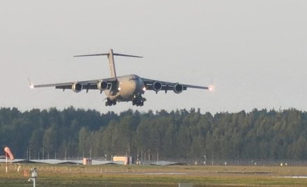 Amerykański samolot transportowy C-17A Globemaster III wyruszył z USA i najpierw wylądował w Rydze, 