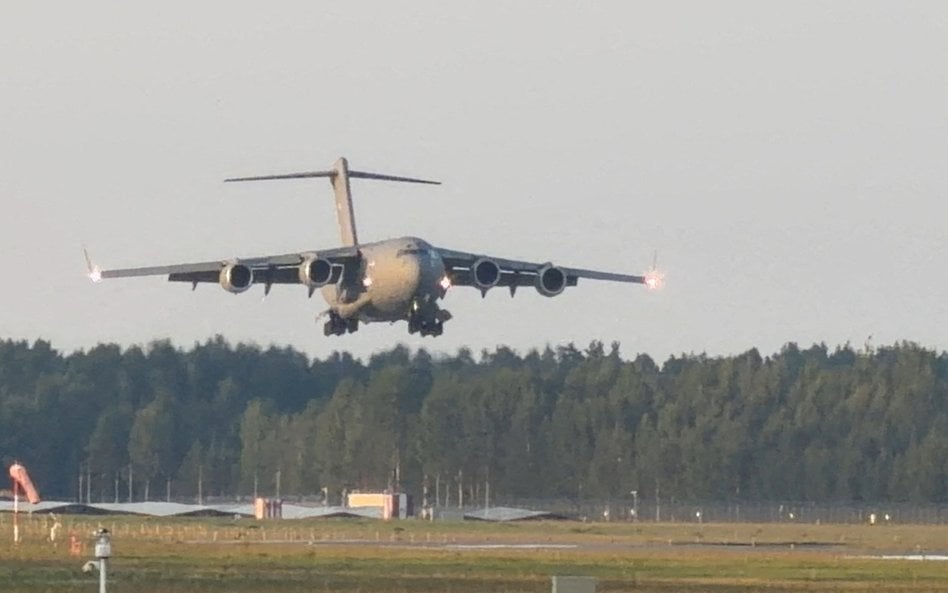 Amerykański samolot transportowy C-17A Globemaster III wyruszył z USA i najpierw wylądował w Rydze, 