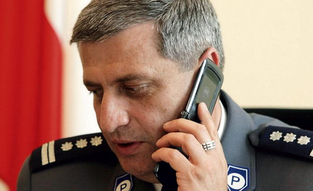 Adam Mularz, komendant stołeczny policji, nosi pierścień atlantów na środkowym palcu, czyli palcu Sa