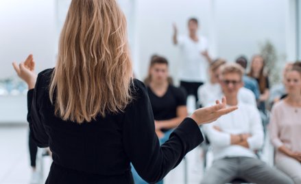 Nie ulega wątpliwości, że jeżeli czas szkolenia pokrywa się z godzinami pracy pracownika, to czas te