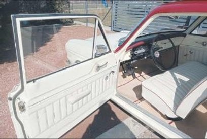 Zadbano również o wnętrze. Nowa jest tapicerka foteli, boczki drzwi, podłoga, podsufitka. Odświeżono