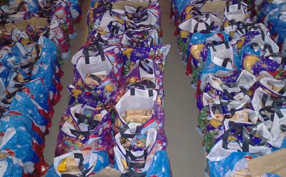 Świąteczne paczki żywnościowe trafiają do najbardziej potrzebujących osób