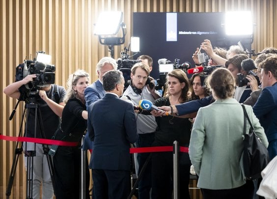 Hollanda Dışişleri Bakanı Caspar Veldkamp gazetecilerle sohbet ediyor