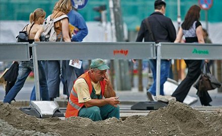 Krytyczny stosunek pracownika do określonego polecenia służbowego nie zwalnia go od obowiązku jego w