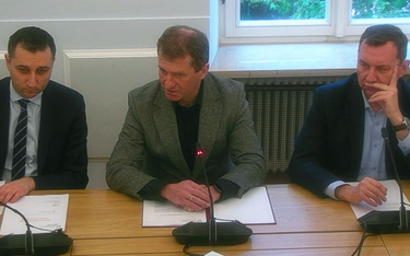 Od lewej: dyrektor departamentu turystyki w MSiT Dominik Borek, sekretarz stanu Ireneusz Raś, przewo