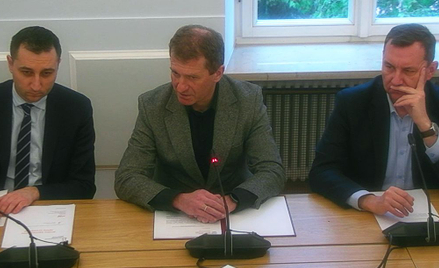 Od lewej: dyrektor departamentu turystyki w MSiT Dominik Borek, sekretarz stanu Ireneusz Raś, przewo