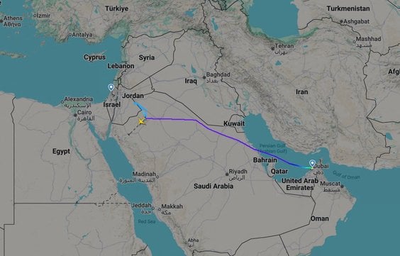 Zrzut ekranu z serwisu Flightradar24 pokazuje zmienioną trasę samolotu lecącego do Izraela