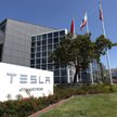 Tesla pokonuje kolejne bariery i osiąga rekordowe wyniki