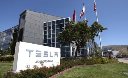 Tesla pokonuje kolejne bariery i osiąga rekordowe wyniki