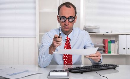 Czy wyeliminowanie pierwotnej decyzji administracyjnej obejmuje automatycznie decyzję zależną?