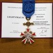 Z polskiego odznaczenia – Krzyża Oficerskiego Orderu Zasługi Rzeczypospolitej Polskiej – zrezygnował