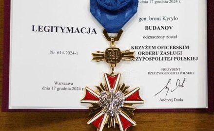 Z polskiego odznaczenia – Krzyża Oficerskiego Orderu Zasługi Rzeczypospolitej Polskiej – zrezygnował