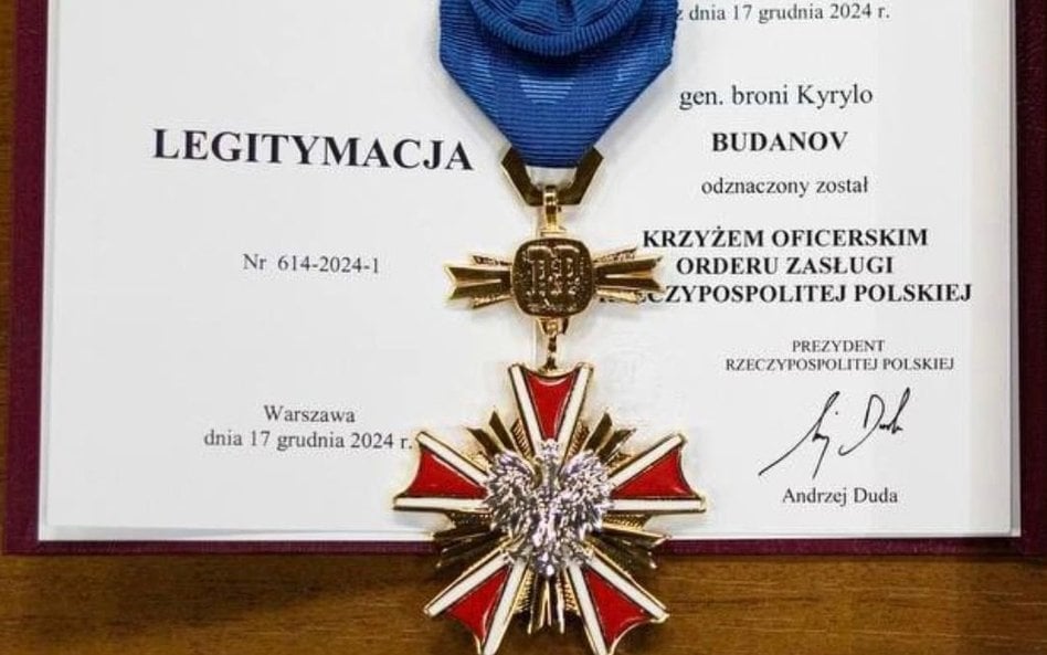 Z polskiego odznaczenia – Krzyża Oficerskiego Orderu Zasługi Rzeczypospolitej Polskiej – zrezygnował