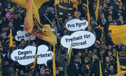 Kibice z hasłami przeciwko nowemu pakietowi bezpieczeństwa