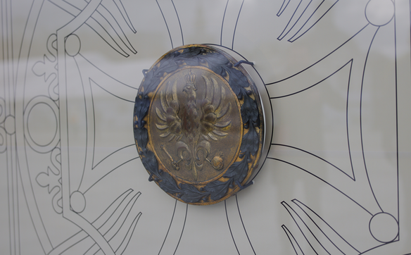 Druga z odnalezionych tarcz z Grobu Nieznanego Żołnierza w Warszawie