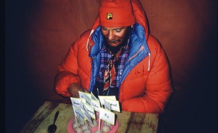 Jerzy Kukuczka po zdobyciu czternastego ośmiotysięcznika – Sziszapangma. Wrzesień 1987 r.