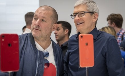 Urządzenie AI powstaje we współpracy z Jonym Ivem, legendarnym byłym szefem designu Apple'a. Na zdję