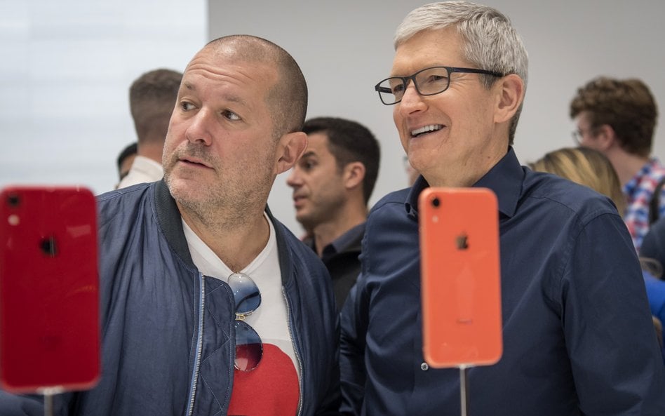 Urządzenie AI powstaje we współpracy z Jonym Ivem, legendarnym byłym szefem designu Apple'a. Na zdję