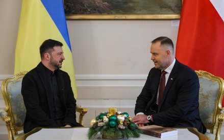 Prezydent Karol Nawrocki (P) oraz prezydent Ukrainy Wołodymyr Zełenski