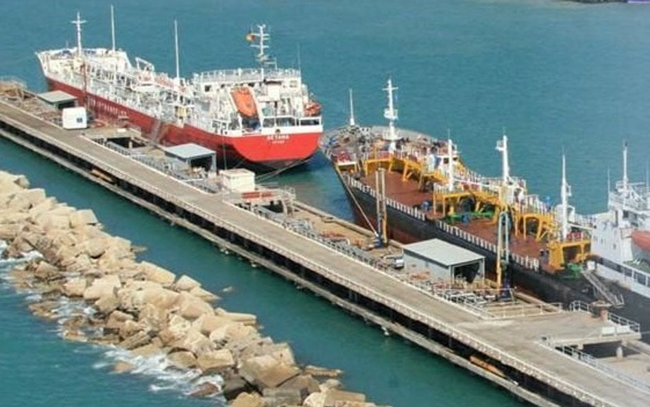 Port w kazachskim Aktau. Liczące ok. 380 km połączenie światłowodowe na dnie Morza Kaspijskiego pomi