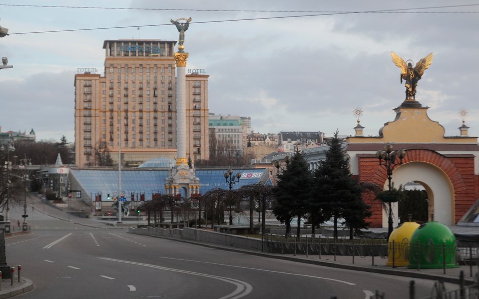 Puste ulice w centrum Kijowa w oczekiwaniu na atak