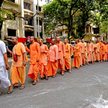 Mnisi Międzynarodowego Towarzystwa Świadomości Kryszny w kolejce do lokalu wyborczego.