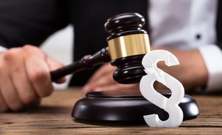 Świat pogrąża się w recesji rządów prawa. Polska wyjątkiem