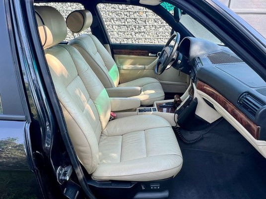 Efektowny jest pakiet wyposażeniowy Individual obejmujący m.in. jasną skórzaną tapicerkę i czarne wy