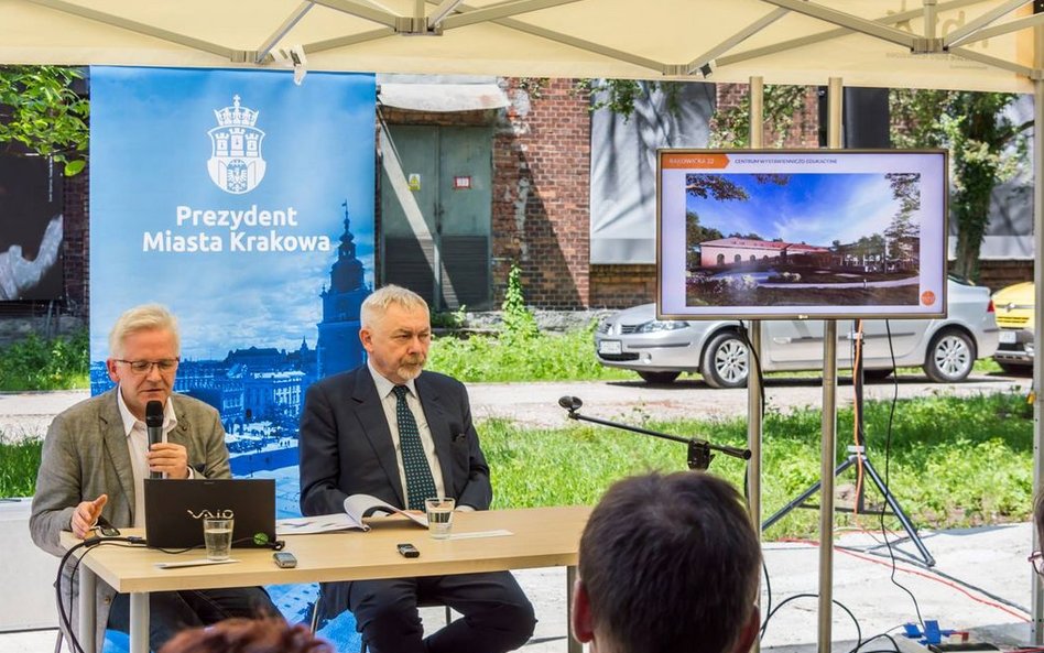 Zbrojownia przy ul. Rakowickiej stanowiła fragment zabudowań koszarowych wzniesionych w latach 1895–