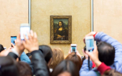 Mona Lisa jest niezmiennie oblegana i fotografowana w paryskim Luwrze