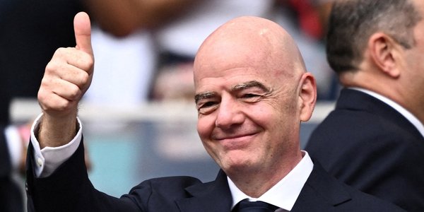Gigantyczny skandal mu nie zaszkodził. Szef FIFA wydaje się nie do ruszenia