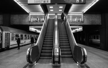 Wystawa „Stacja Warszawa” to owoc pracy Szymona Springera, podróżnika i miłośnika fotografii