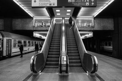 Wystawa „Stacja Warszawa” to owoc pracy Szymona Springera, podróżnika i miłośnika fotografii