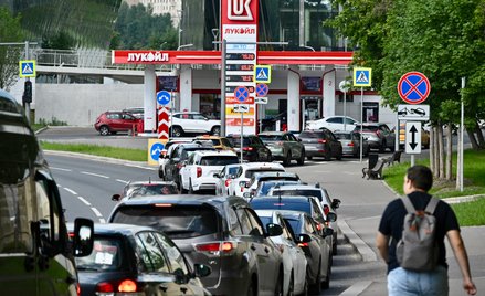 Kolejki, zamknięte stacje i rekordowe ceny. Rosja wpada w paliwowy chaos