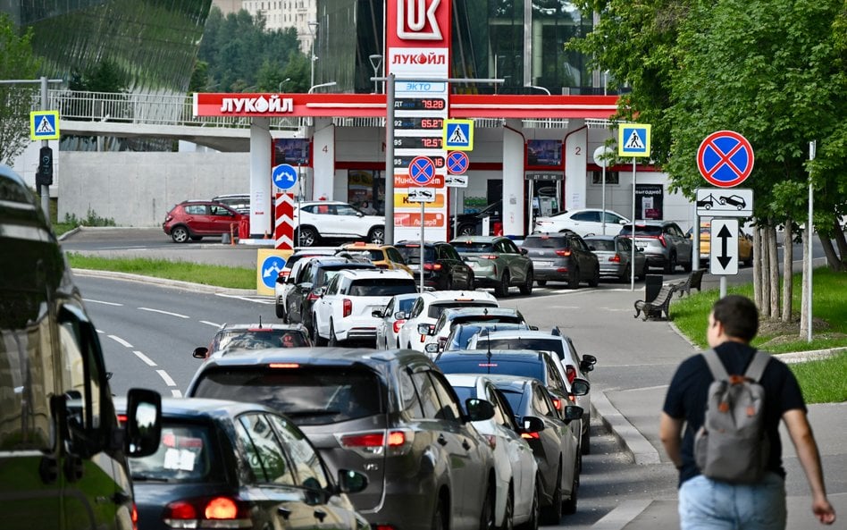 Kolejki, zamknięte stacje i rekordowe ceny. Rosja wpada w paliwowy chaos