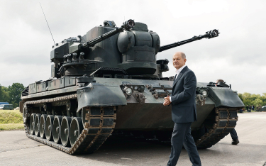 Kanclerz Olaf Scholz (na zdjęciu przed czołgiem Gepard) zapewnia, że Niemcy nie będą naciskać na Kij