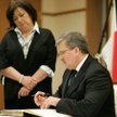 Bronisław Komorowski po raz kolejny stał się obiektem kpin. Na zdjęciu z małżonką w trakcie umieszcz