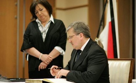 Bronisław Komorowski po raz kolejny stał się obiektem kpin. Na zdjęciu z małżonką w trakcie umieszcz