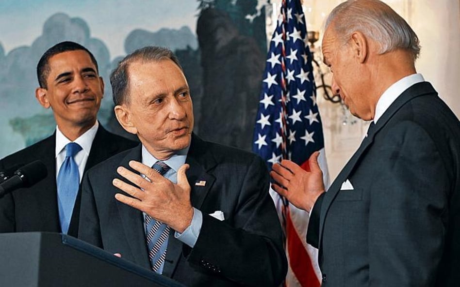 Senator Arlen Specter (w środku), wiceprezydent Joe Biden i prezydent Barack Obama (fot: Mandel Ngan