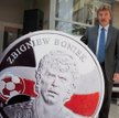 Zbigniew Boniek przy makieci swojej monety z cyklu "Królowie futbolu"