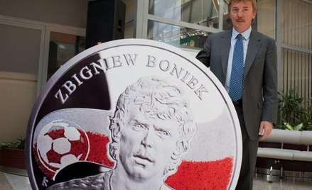 Zbigniew Boniek przy makieci swojej monety z cyklu "Królowie futbolu"