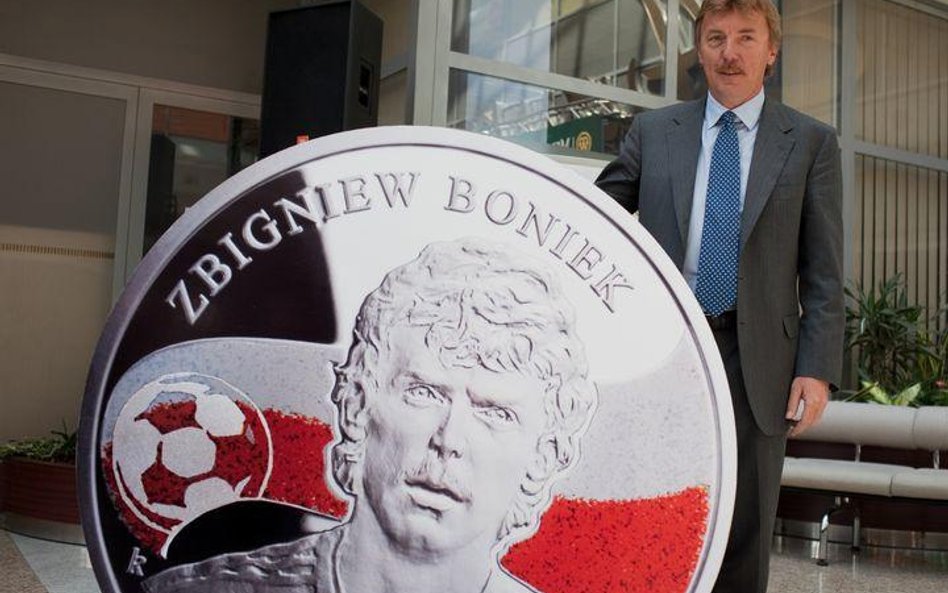 Zbigniew Boniek przy makieci swojej monety z cyklu "Królowie futbolu"