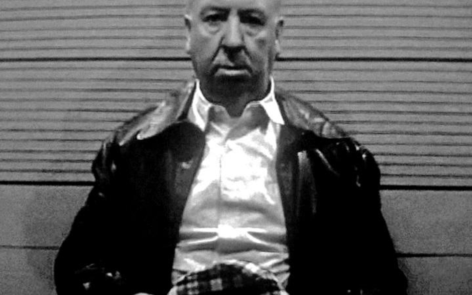 Fragmenty „Ptaków” Hitchcocka z 1963 roku spinają sceny ze spotkania jego autora ze swoim sobowtórem